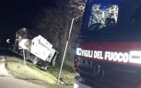 Scontro all’alba tra due mezzi pesanti: un ferito grave