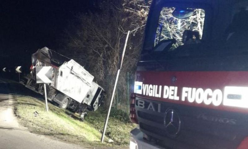 Scontro all’alba tra due mezzi pesanti: un ferito grave