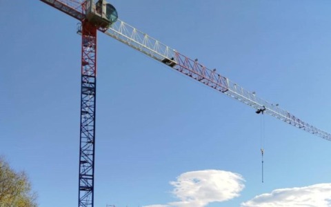 Minaccia di gettarsi da una gru alta venti metri se l’azienda non gli paga quanto gli spetta