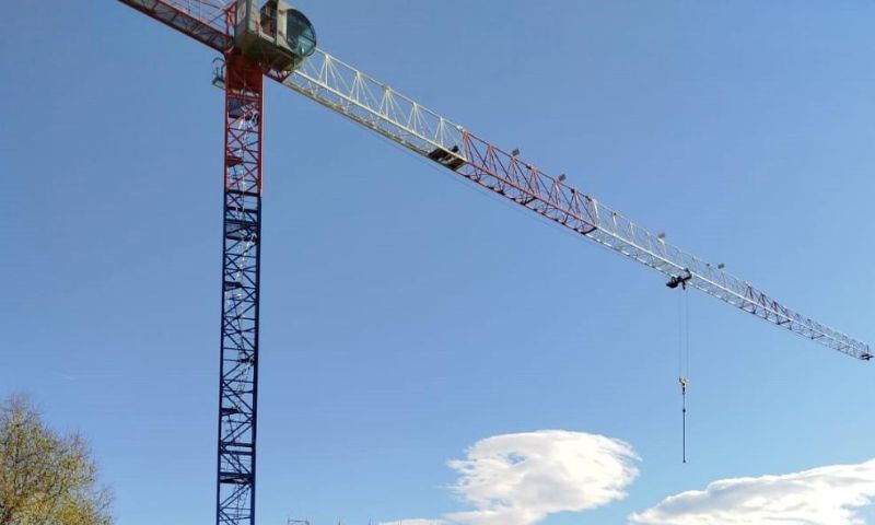 Minaccia di gettarsi da una gru alta venti metri se l’azienda non gli paga quanto gli spetta