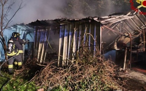 A fuoco capanno agricolo con alcune bombole a GPL: domato l’incendio