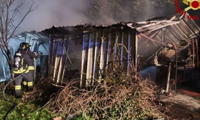 A fuoco capanno agricolo con alcune bombole a GPL: domato l’incendio