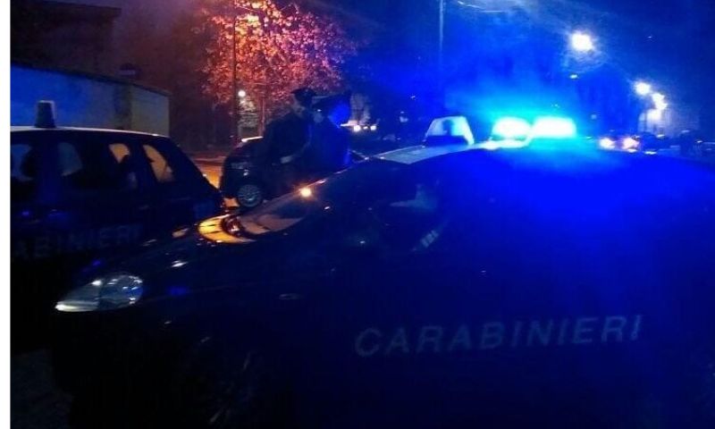 Notte di follia per un carpigiano. Dopo una lite picchia i carabinieri e i medici del 118, si denuda e prende a calci una autoambulanza