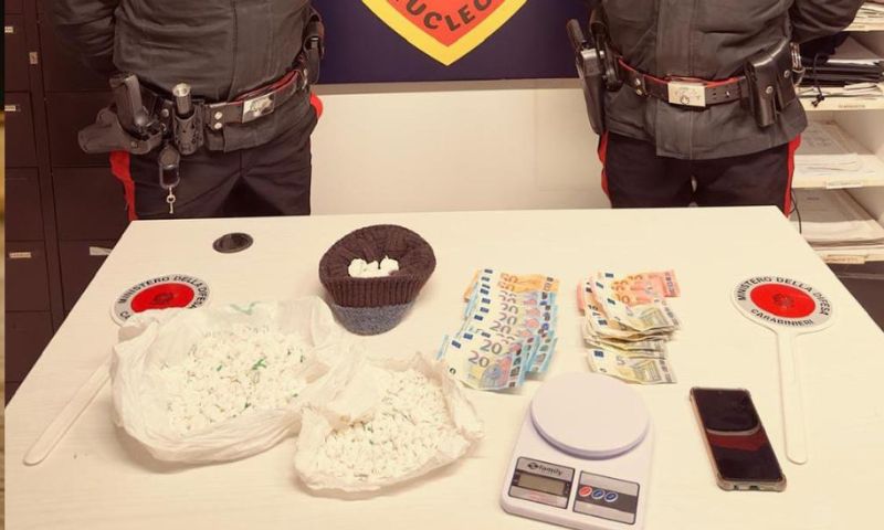 Movimenti sospetti attorno ad un negozio: recuperato mezzo chilogrammo di cocaina