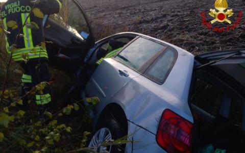 Esce di strada con l’auto: morto il conducente 68enne