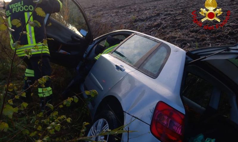 Esce di strada con l’auto: morto il conducente 68enne