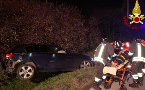 Auto esce di strada: ferito conducente