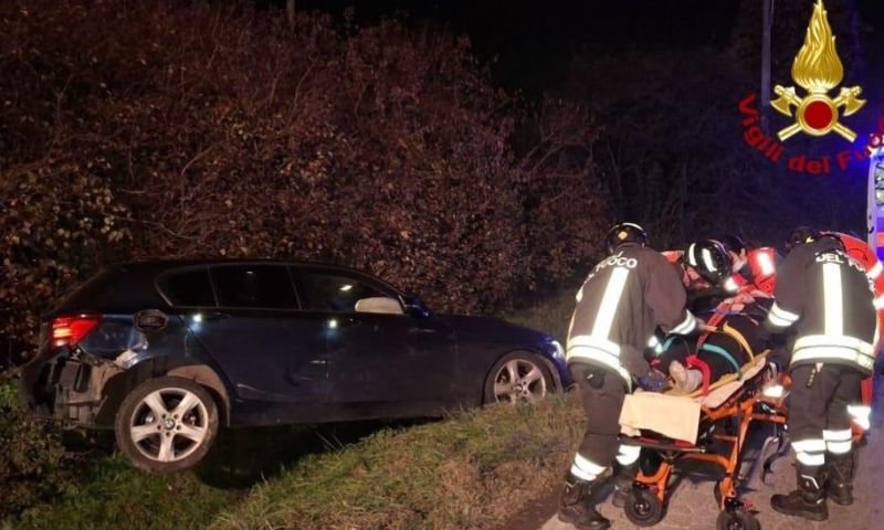 Auto esce di strada: ferito conducente