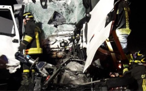 Scontro tra due camion in Autosole: morto un conducente di 64 anni