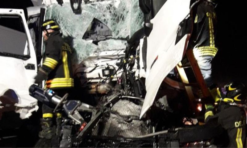Scontro tra due camion in Autosole: morto un conducente di 64 anni