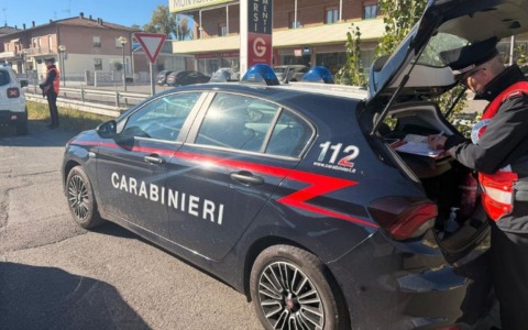 Evade dai domiciliari ed è sorpreso a passeggiare per le vie del centro: arrestato