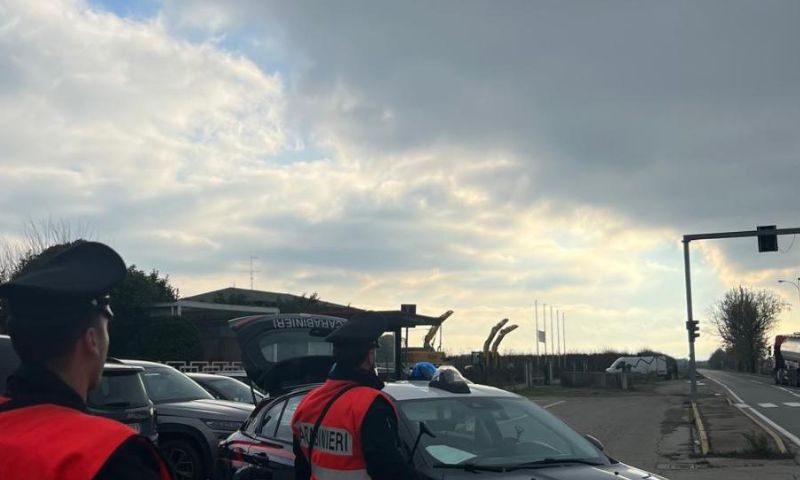 Con una bottiglia di vetro rotta la deruba e la costringe a prelevare denaro da un bancomat