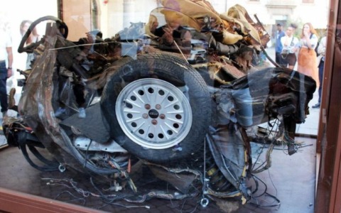 In piazza l’auto di scorta di Giovanni Falcone