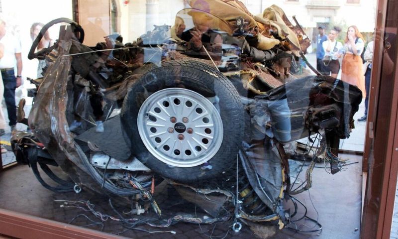 In piazza l’auto di scorta di Giovanni Falcone