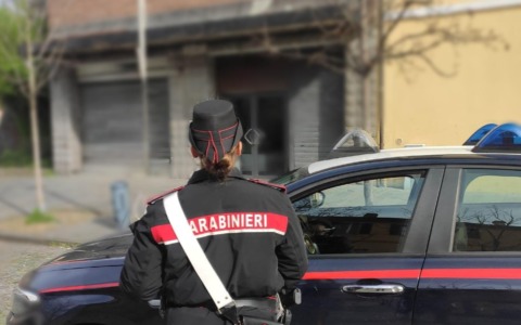 Occupa abusivamente un locale condominiale e impedisce l’accesso ai residenti: arrestato