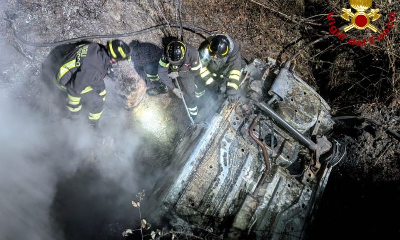Escono di strada e l’auto si incendia