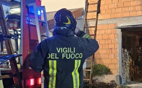 Va a fuoco una canna funaria di un’abitazione privata
