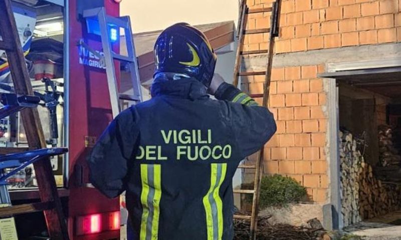 Va a fuoco una canna funaria di un’abitazione privata