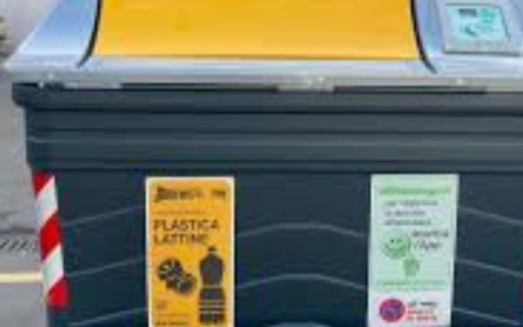 Nuova raccolta rifiuti, prosegue la posa dei cassonetti per plastica e carta