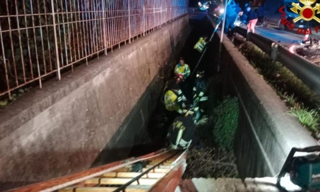 Scontro tra auto e moto: il motociclista finisce in un canale adiacente. E’ gravissimo