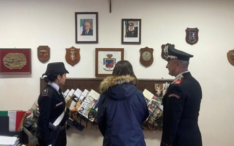 Giovane studentessa visita la Caserma dei Carabinieri
