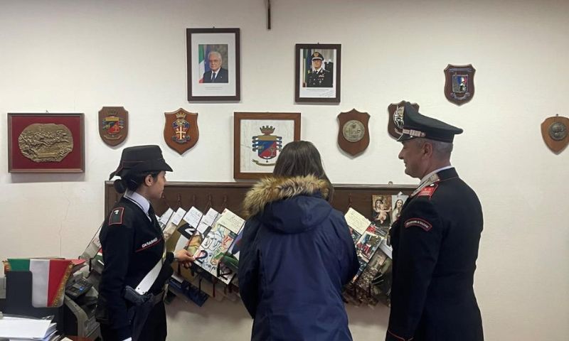 Giovane studentessa visita la Caserma dei Carabinieri