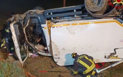Camion per la raccolta indiferrenziata esce di strada: ferito il conducente