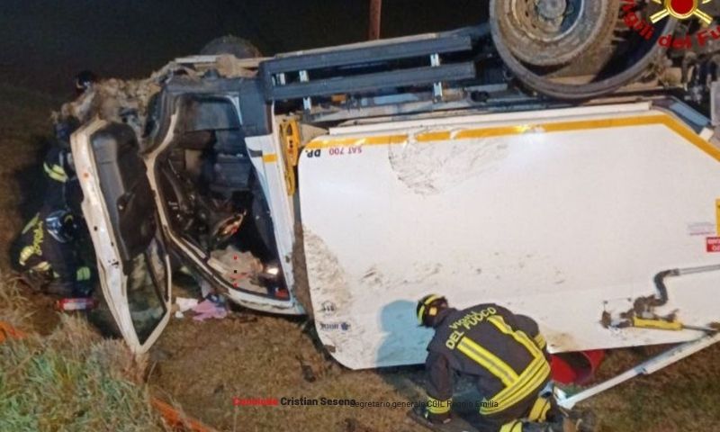 Camion per la raccolta indiferrenziata esce di strada: ferito il conducente