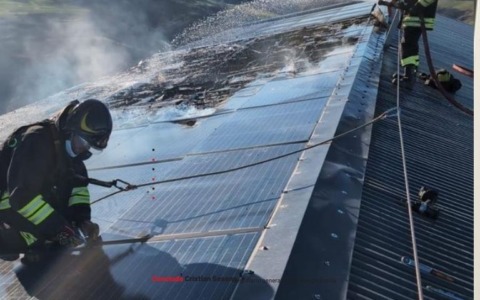 Va a fuoco la copertura di un’azienda agricola