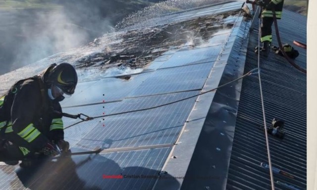 Va a fuoco la copertura di un’azienda agricola