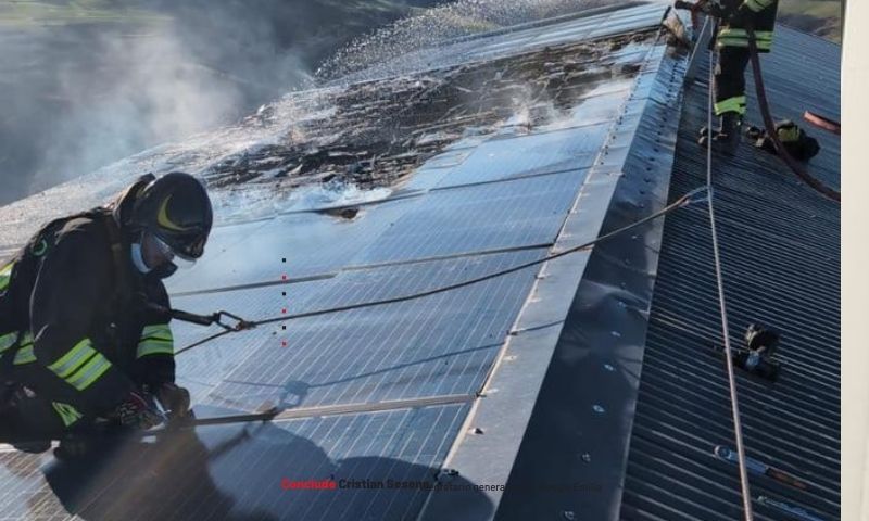 Va a fuoco la copertura di un’azienda agricola