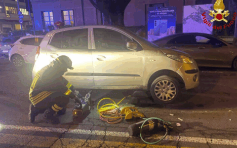 Coppia investita mentre è intenta ad attraversare la strada finisce sotto la vettura