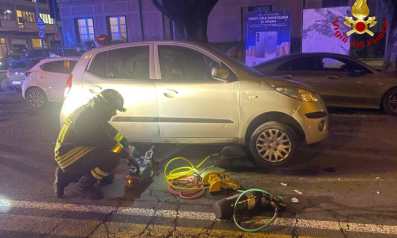 Coppia investita mentre è intenta ad attraversare la strada finisce sotto la vettura