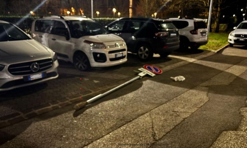 Danneggia un’auto e tenta di aggredire i carabinieri