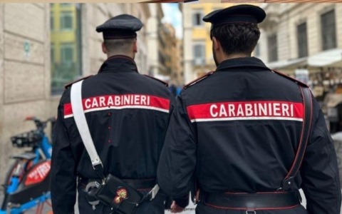 Usano lo spray urticante per fuggire ma vengono arrestati dai Carabinieri