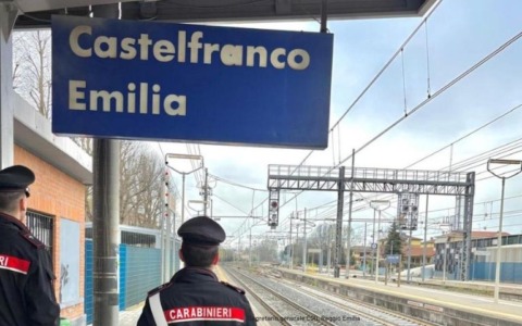 Molesta ragazza disabile e tenta approccio sessuale in treno: fermato dai passeggeri ed arrestato