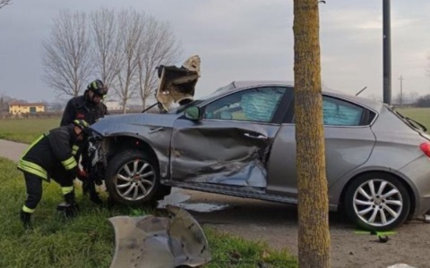 Auto esce di strada a San Possidonio: tre feriti