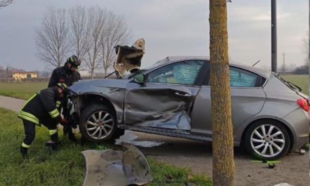Auto esce di strada a San Possidonio: tre feriti