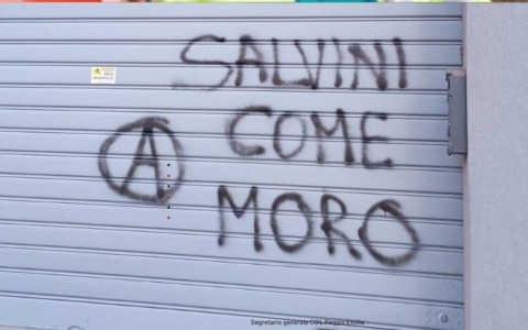 Scritta vandalica nella vetrina della sede provinciale della Lega