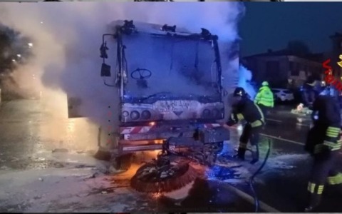 A fuoco una motospazzatrice:  paura ma per fortuna nessun ferito