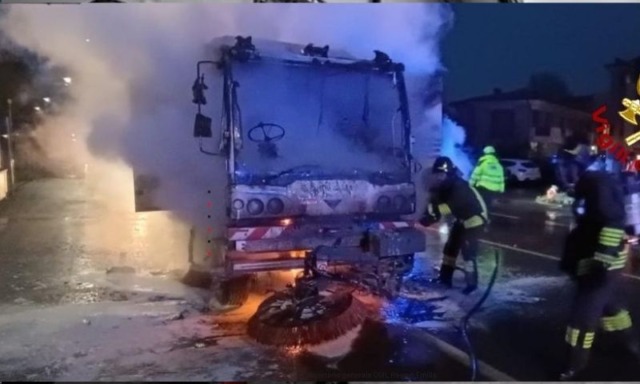 A fuoco una motospazzatrice:  paura ma per fortuna nessun ferito