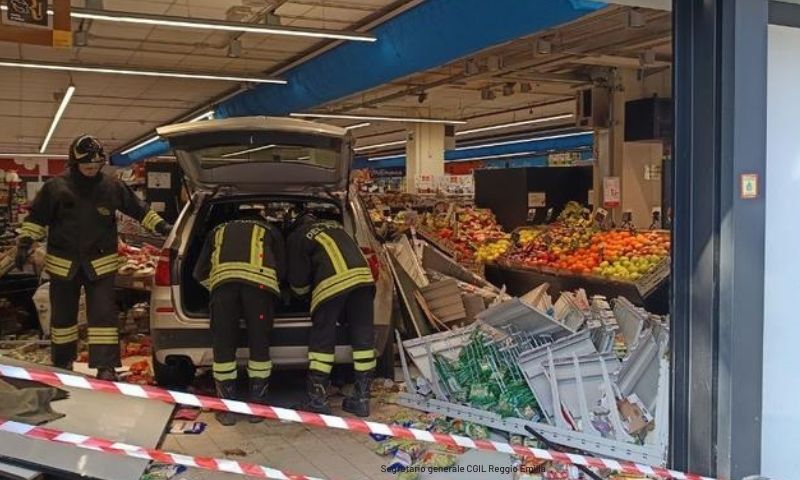 Entra con l’auto dentro ad un supermercato
