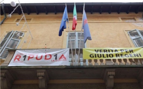 Lo striscione “Verità per Giulio Regeni” è tornato sul balcone del Comune di Sassuolo
