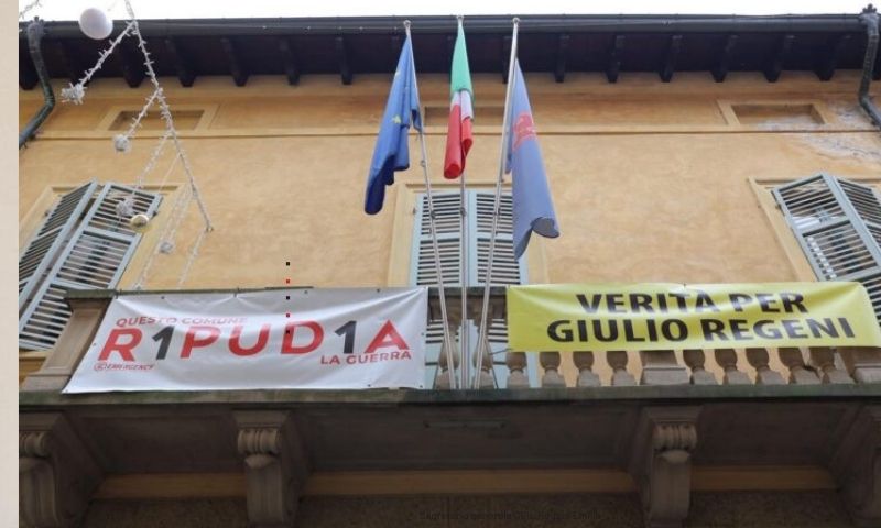 Lo striscione “Verità per Giulio Regeni” è tornato sul balcone del Comune di Sassuolo