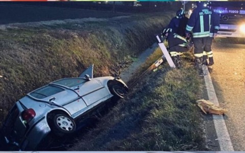 Violento scontro tre due auto sulla Strada Romana: una finisce in un fossato