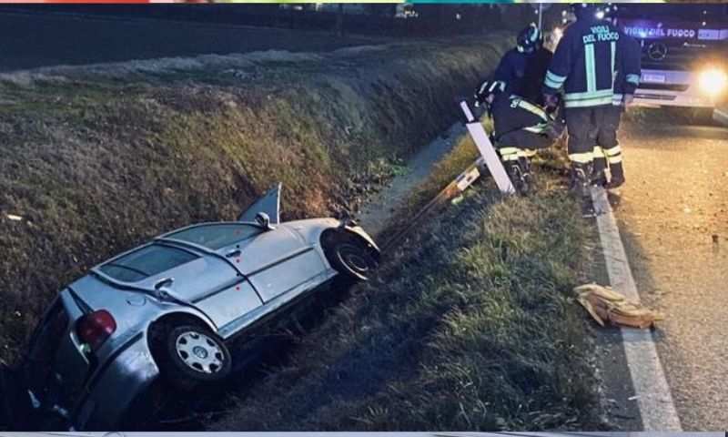 Violento scontro tre due auto sulla Strada Romana: una finisce in un fossato