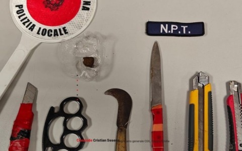 Con arnesi da scasso tagliava le gomme delle auto in sosta