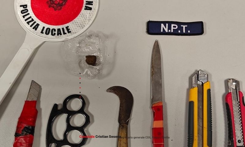 Con arnesi da scasso tagliava le gomme delle auto in sosta