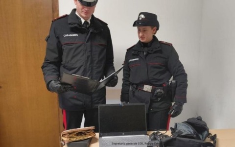 Ladri seriali ai danni di esercizi commerciali: fermati due cittadini tunisini