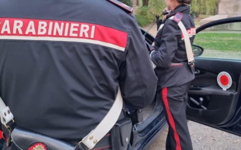 Controlli dei Carabinieri davanti alle scuole e alle fermate dei bus